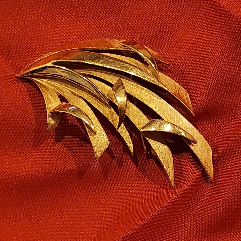 Crown Trifari Signed Gold Tone Brooch